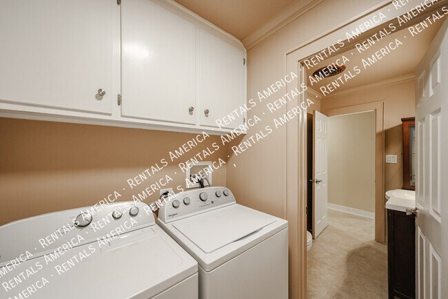 Building Photo - 1424 N Gene Ave