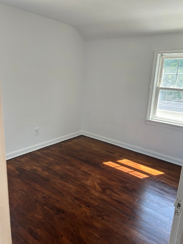 Building Photo - 3381 Colwyn Rd