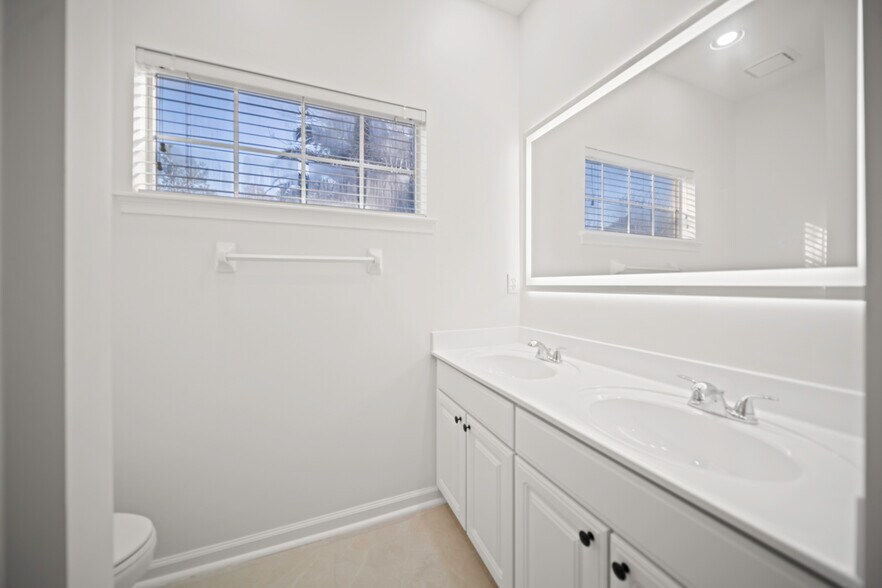 Building Photo - 10061 Vineyard Lake Rd E