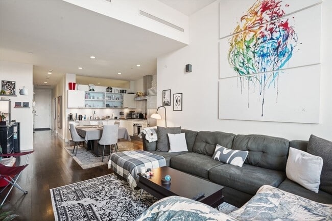 Building Photo - 360 Newbury St