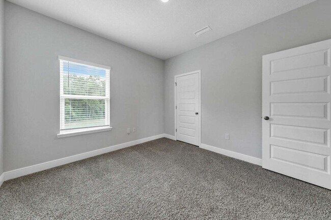 Building Photo - 44 Oak Trees Ln W