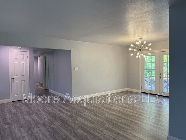 Building Photo - 3601 Oakwood Dr