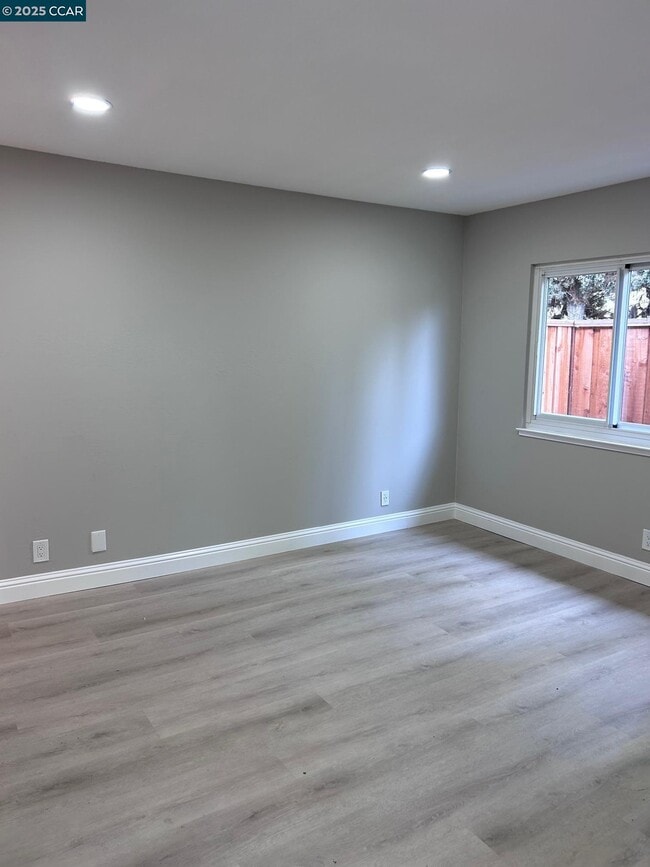 Building Photo - 4556 Lakeshore Dr