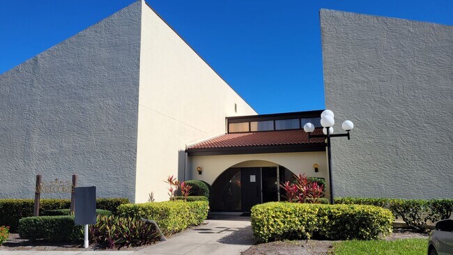 Building Photo - Annual turnkey/seasonal furnished ground floor condo in 55+ Community in Sarasota