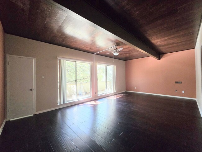 Building Photo - 3103 Eisenhauer Rd