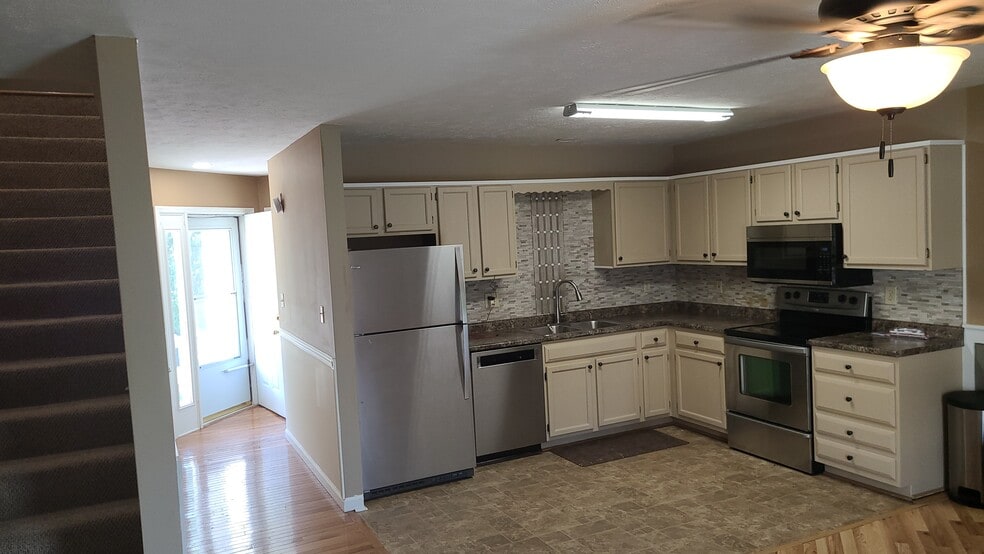 kitchen and front hallway - 1526 Old Oak Ln