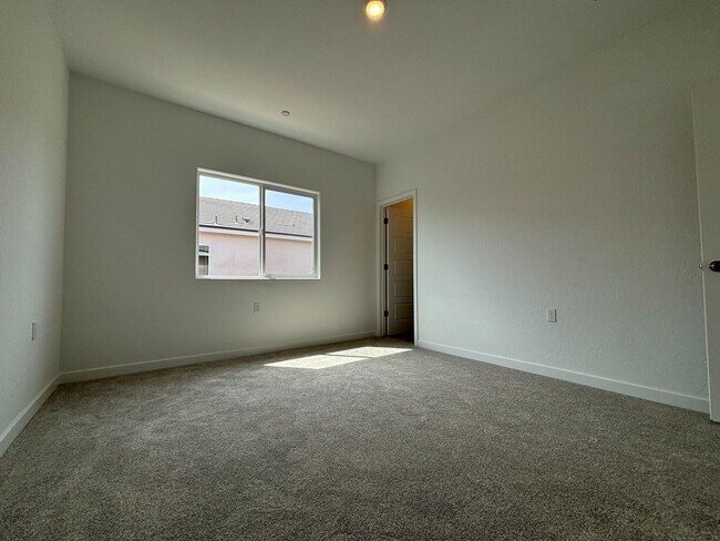 Building Photo - Move-In Special! 1 Week Free Rent – Spacio...