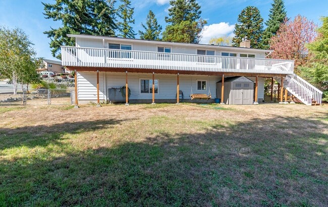 Building Photo - Spacious 2-Story Split-Level Home with Wat...