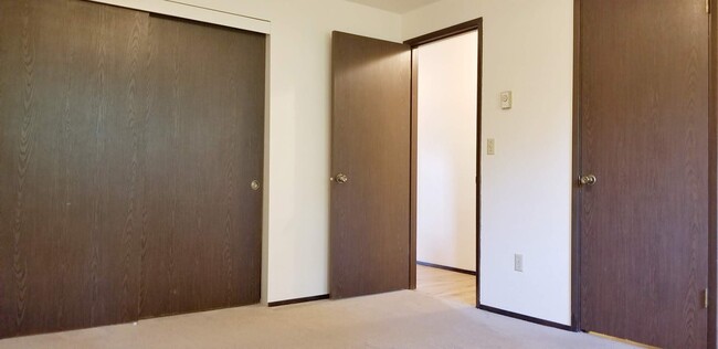Building Photo - Move in ready - 2 bedroom 1 bath - No pets