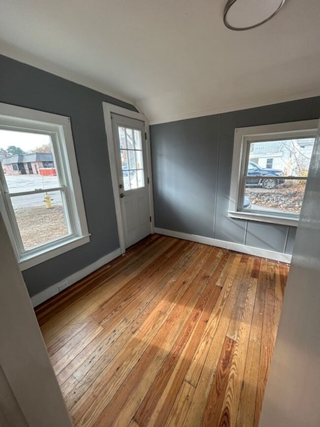 Building Photo - 35 Bath Rd