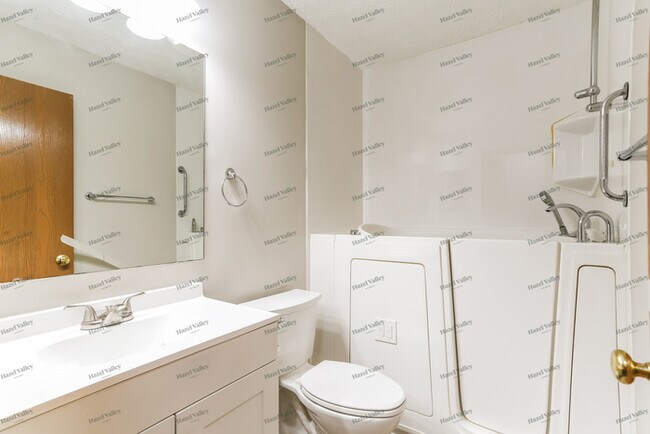 Building Photo - 6161 Kensington Glen Dr