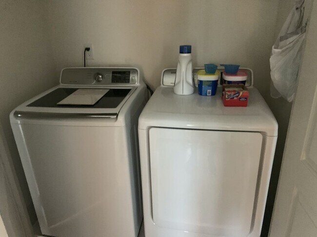 Building Photo - 701 E Lenoir St