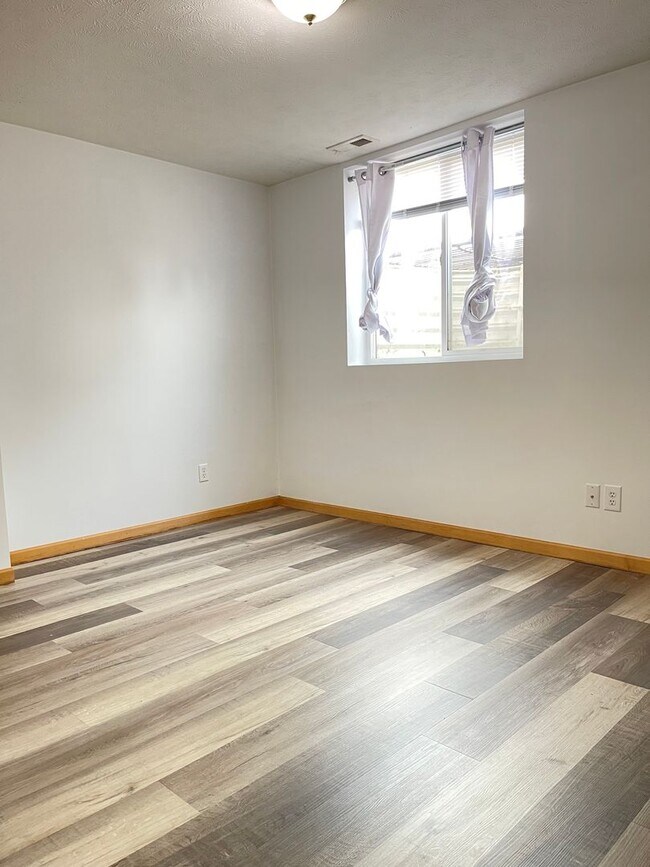 Building Photo - Move-in Special offer!!! Stunning 5 bedroo...