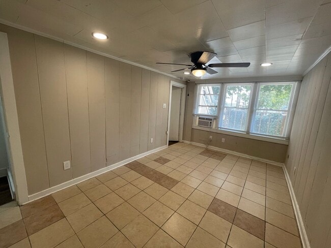 Building Photo - Free February rent $$$ Downstairs Unit Ready for Move-in~ Spacious one Bedroom & one Bath   ((New...