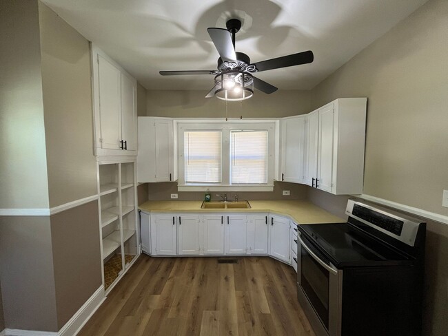 Building Photo - Newly Renovated 2 Bedroom Bungalow!!!