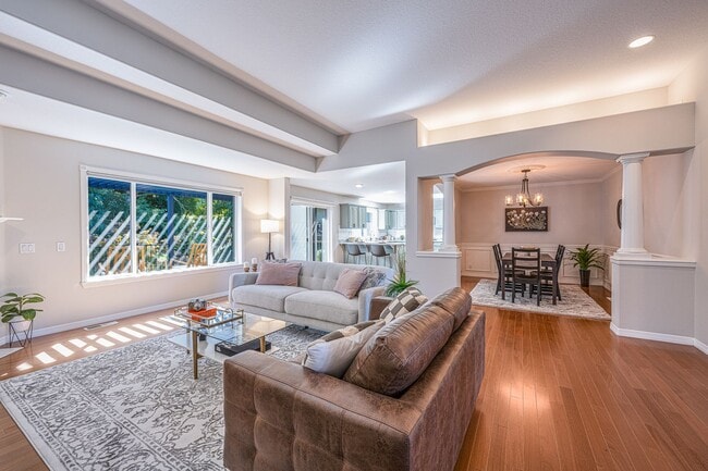 Building Photo - BEAUTIFUL 5 Bedroom Home in the Sought-After Hillshire Estates of Bull Mountain