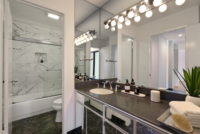 Building Photo - 906 N Doheny Dr