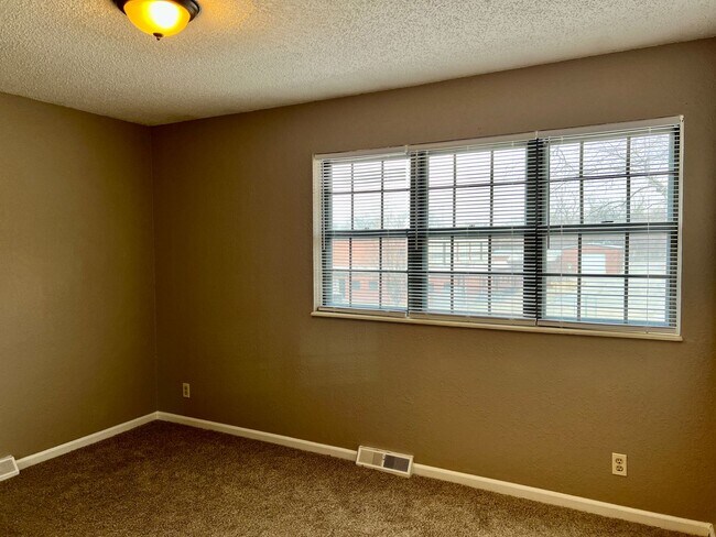 Building Photo - Spacious 3 bedroom Duplex