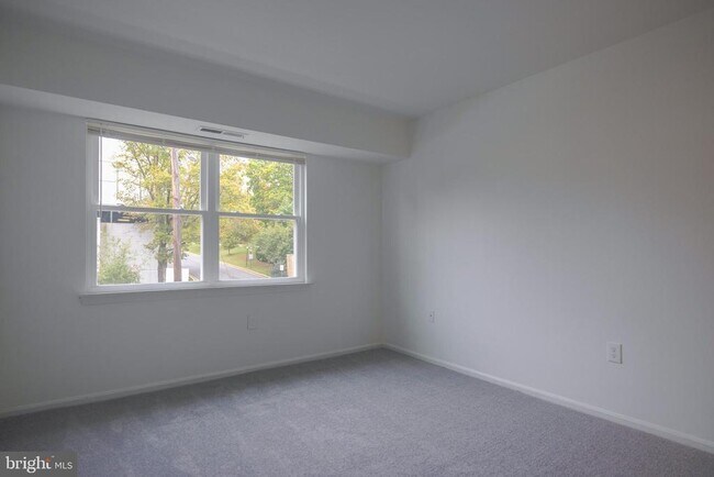Building Photo - 5937 Quantrell Ave