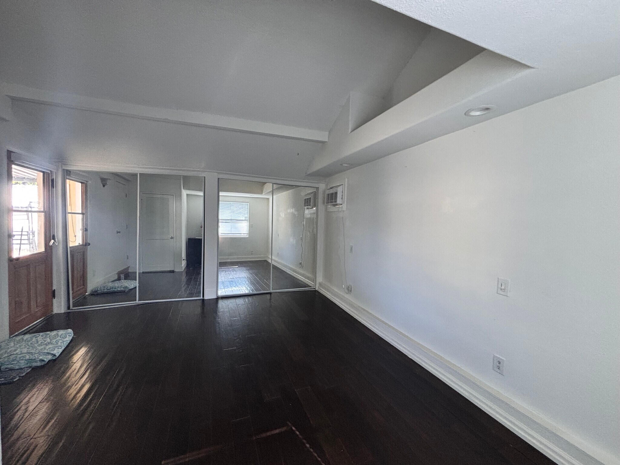 Building Photo - 7536 Lasaine Ave