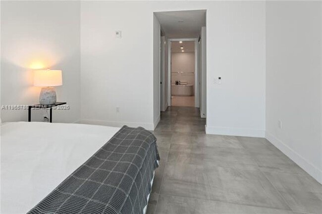 Building Photo - 17550 Collins Ave