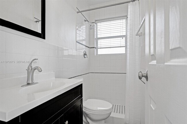 Building Photo - 949 SE 10th Ct