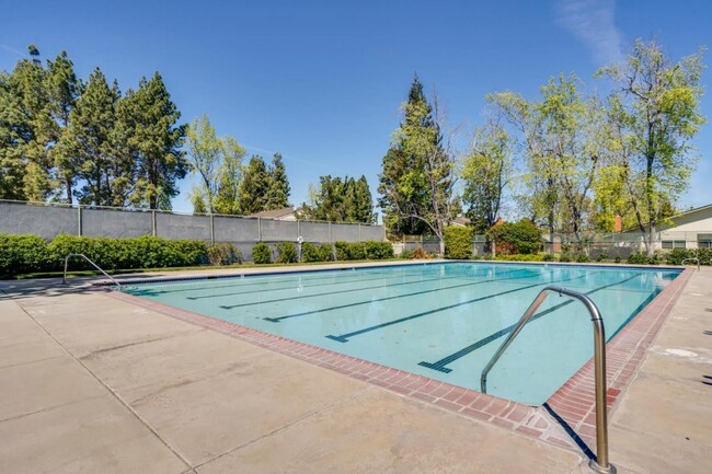Building Photo - 2BD/2BA - Stylish 2BR Townhome Near Apple ...