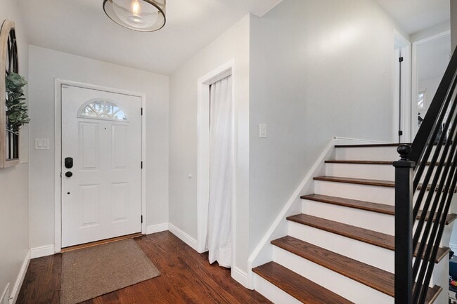 Building Photo - Beautiful home on large lot. Available 5/15