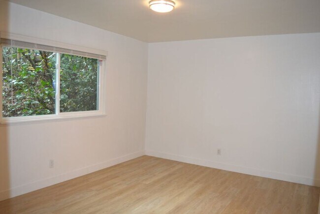 Building Photo - Crest23-25