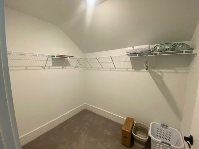 Building Photo - 9249 Crossbill Dr
