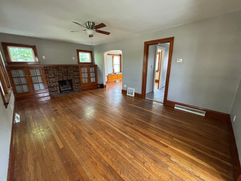 Primary Photo - 305 E Park Ave