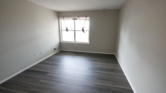 Building Photo - 3rd Floor Condo with 2 BR and 2 Full Baths...