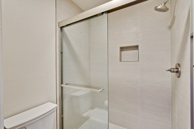 Building Photo - Newly Remodeled 3BR, 2BA, 1,117sf Duplex w...