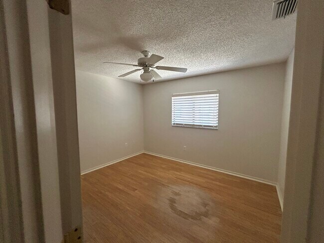 Building Photo - 4137 Woodview Dr