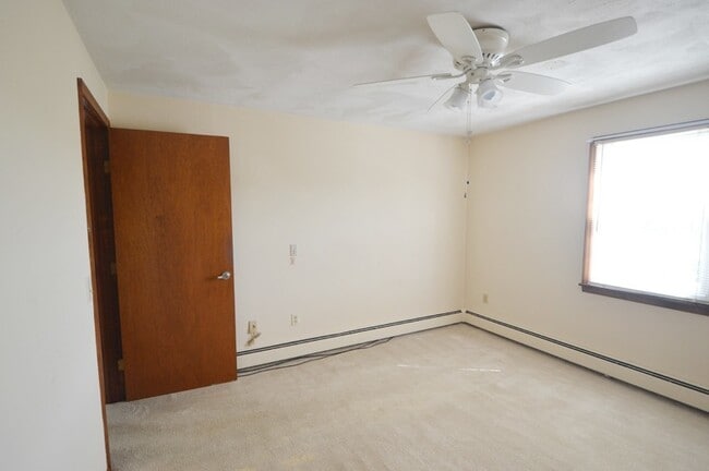 Building Photo - Holden Condo: 1 Bed 1 Bath