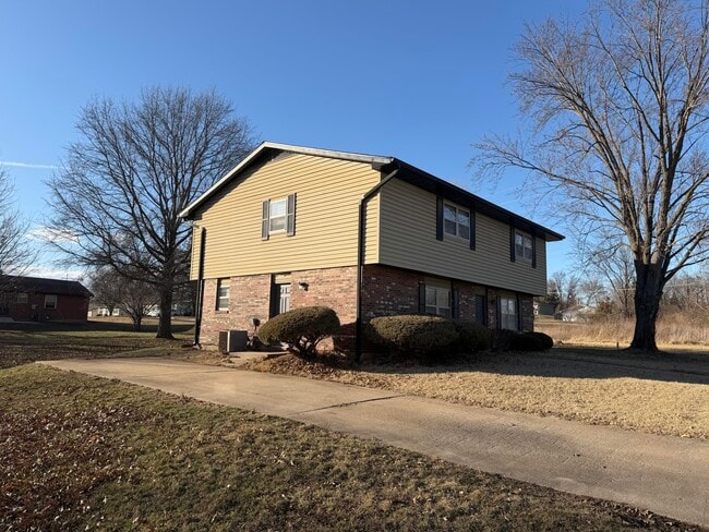 Building Photo - 2205 Warwick St