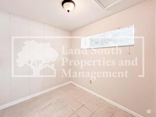 Building Photo - 725 E Lime St