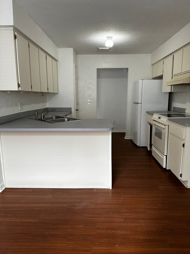 Building Photo - 2954 SW 40th Ave