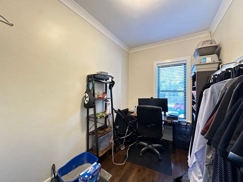 Building Photo - 842 W Waveland Ave