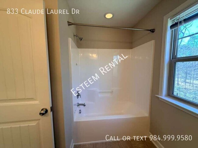 Building Photo - 833 Claude Laurel Dr