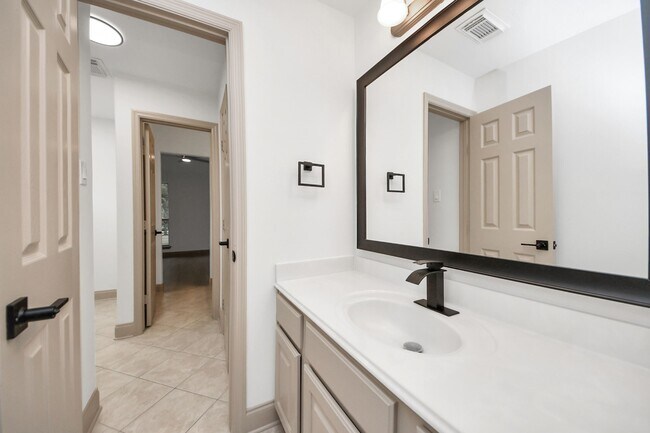 Building Photo - 8119 Meadow Vista Dr