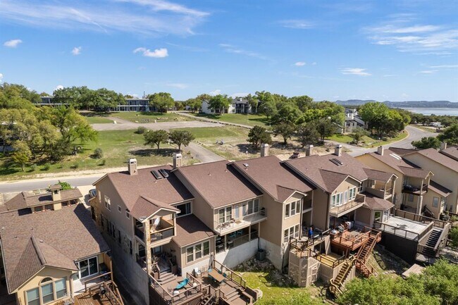 Building Photo - 970 Parkview Dr