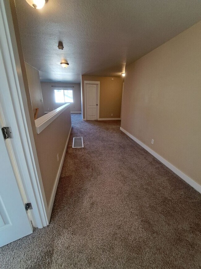 Building Photo - Secluded 5 bedroom Amazing Views Green Space