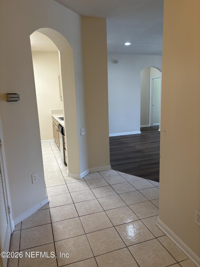 Building Photo - 10550 Baymeadows Rd