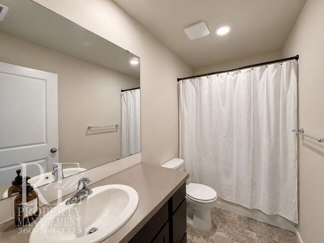Building Photo - 6657 Yorktown Pl NE