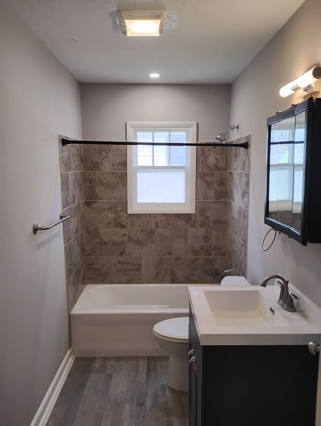 Building Photo - 4 Bedroom 1 Bath