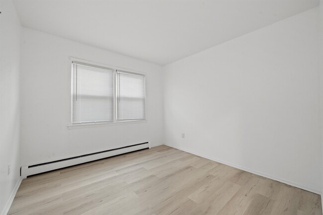 Building Photo - 64 Isabella Ave