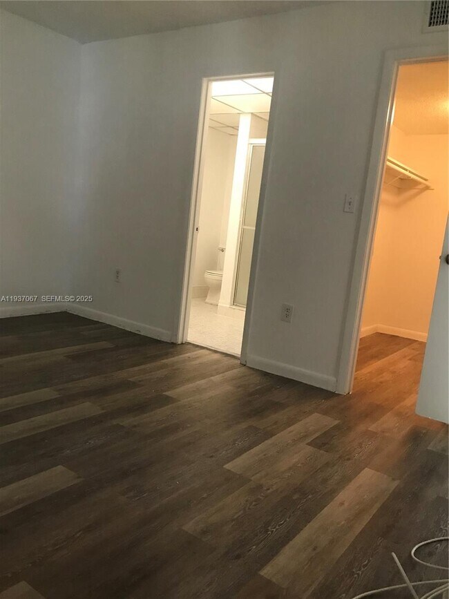 Building Photo - 10000 NW 80th Ct