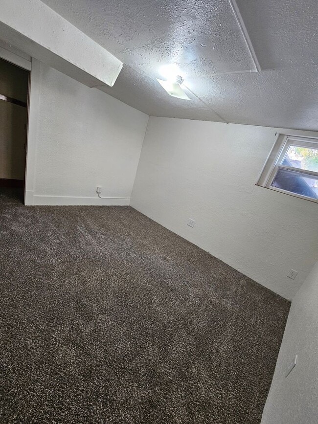 Building Photo - 4 Bedroom Home Located Downtown