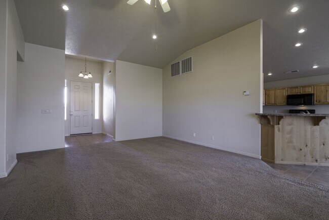 Building Photo - 4 Bedroom in Amber Estates - New LVP Floor...